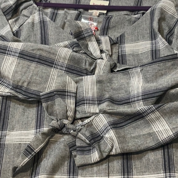 Hayden Grey and White Long Sleeve Plaid Blouse Shirt Faux Buttons Size 1XL - Picture 6 of 8